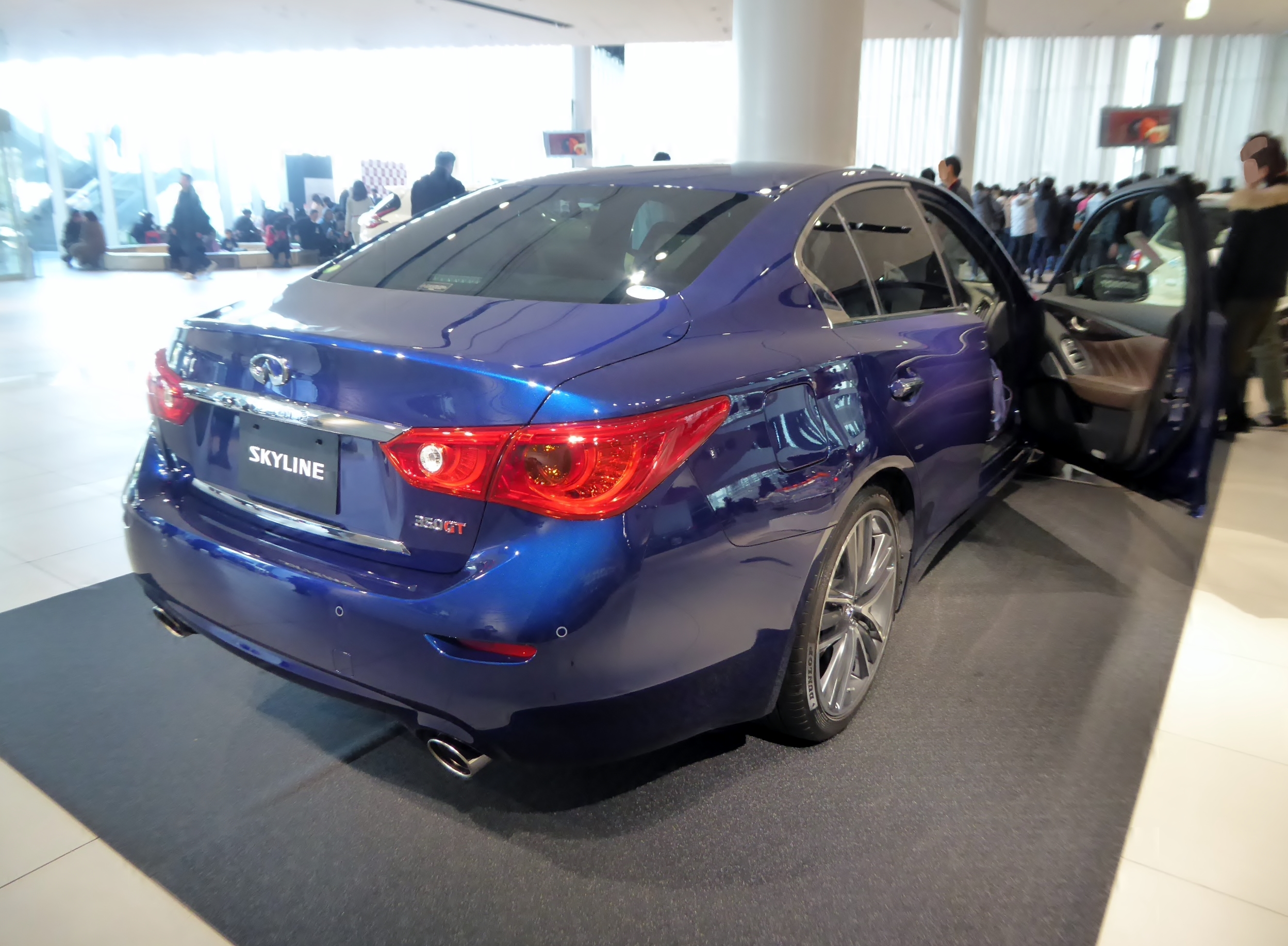 Nissan_SKYLINE_60th_Limited_350GT_HYBRID_Type_SP_(DAAHV37)_rear Fahrer