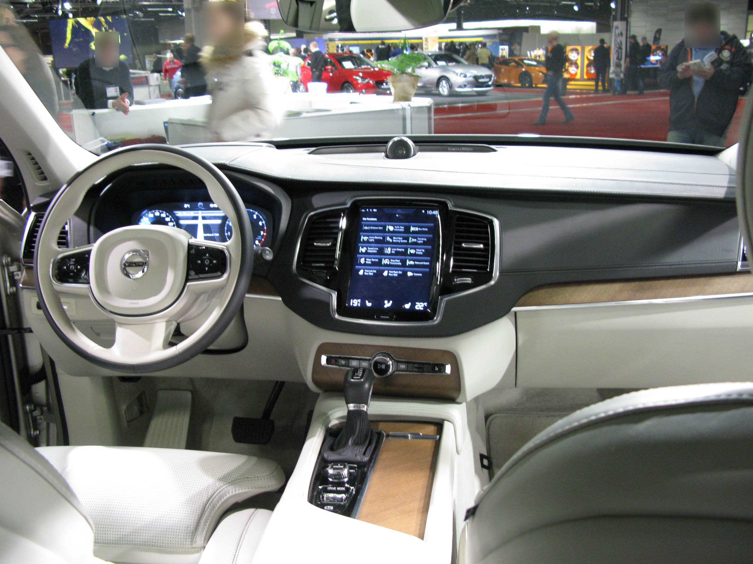 Volvo_XC90_II_dash Fahrer