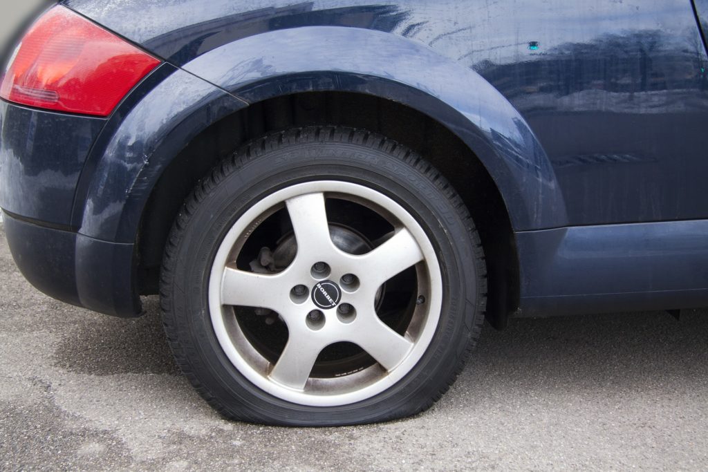 車のタイヤがパンクした時の対処方法 修理代金やパンクを防止する方法